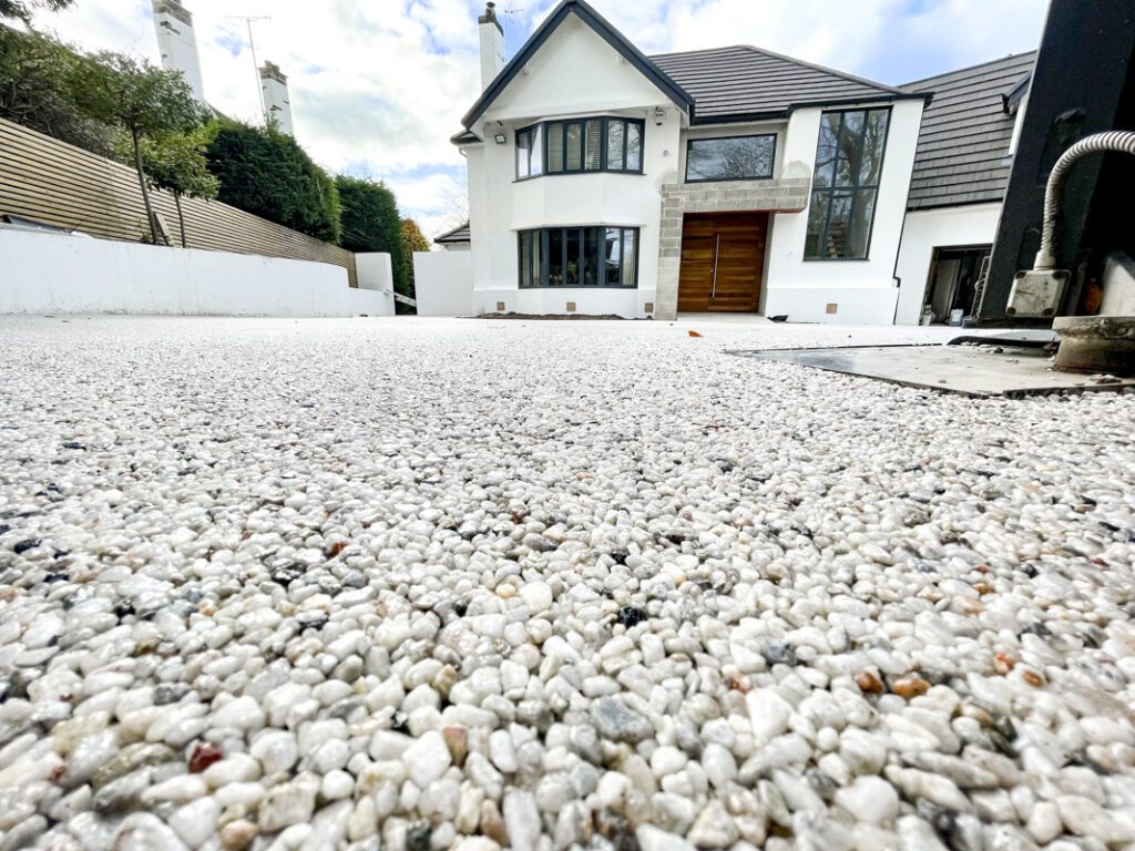 light grey resin driveway by Moli resin installers in Yorkshire